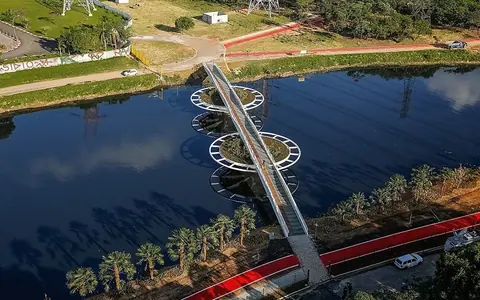 Ponte móvel em estrutura metálica sobre o Canal Guarapiranga, construída pela JZ Engenharia